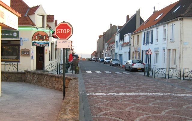 a quiet street in ambleteuse with shops and a bar